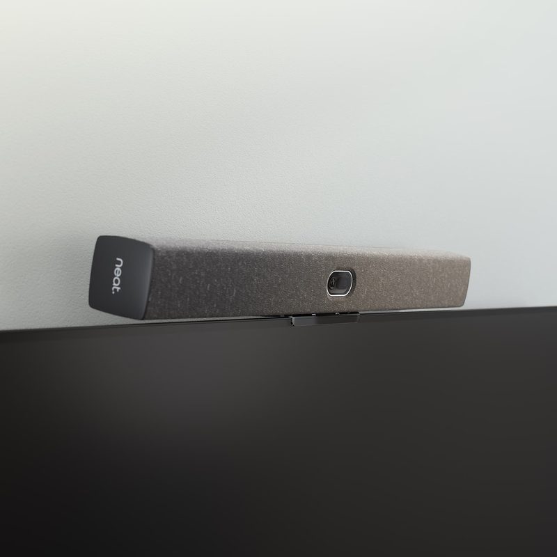 Neat Bar Generation 2 zamontowany na ekranie, połączenie BYOD przez USB-C z DisplayPort Alt Mode