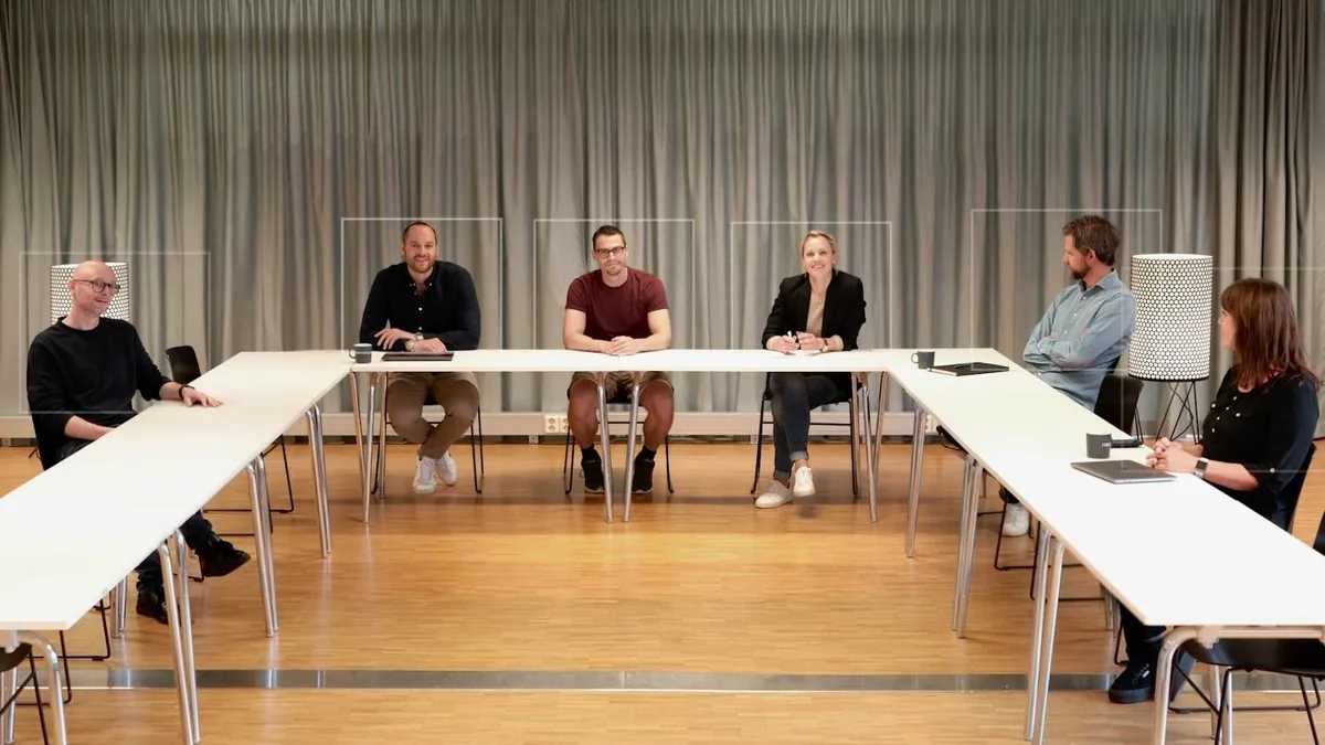 Indywidualne kadrowanie uczestników w sali funkcją Neat Symmetry