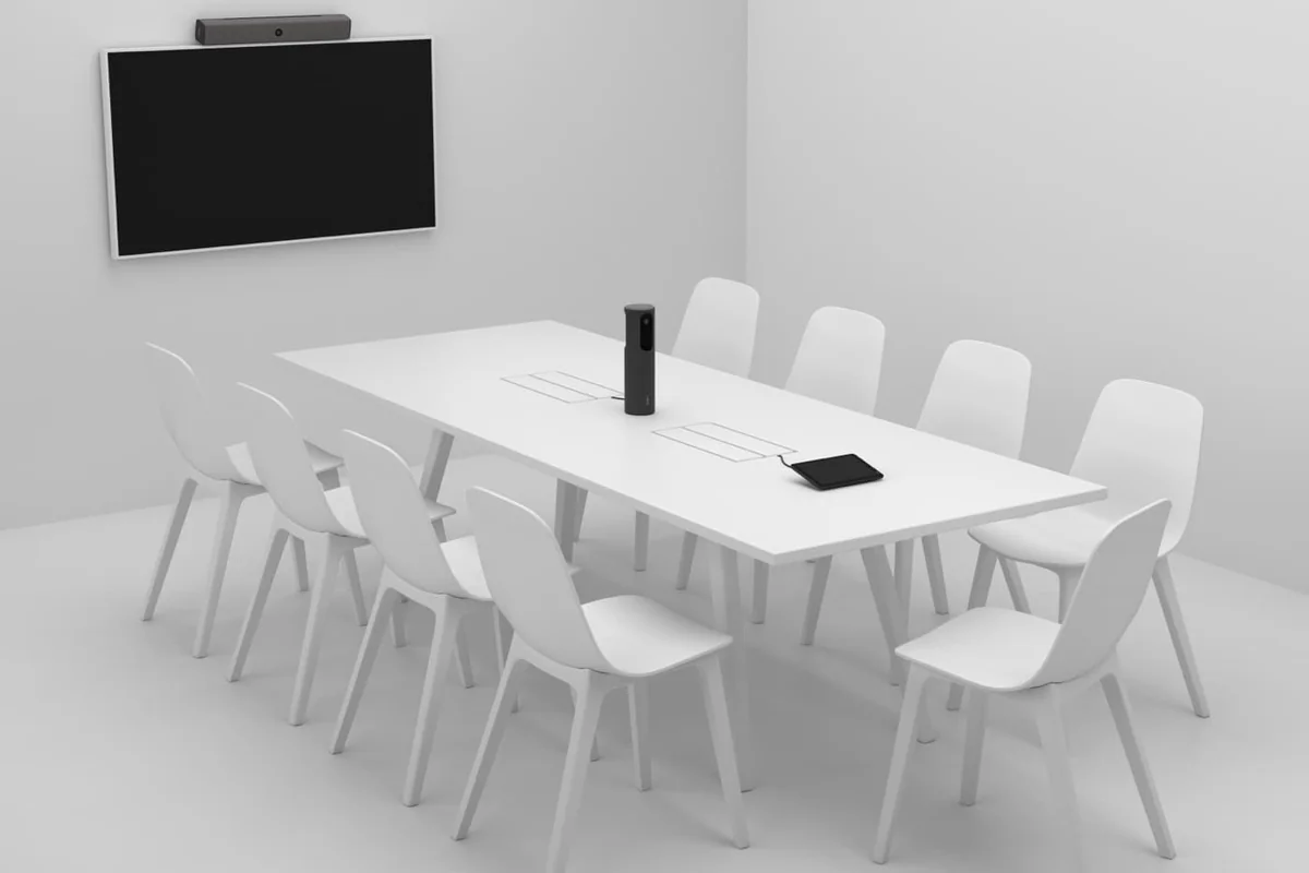 Kamera do sali konferencyjnej: Neat Bar nad ekranem i kamera 360 Neat Center na stole